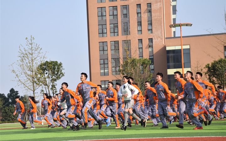学生奔跑